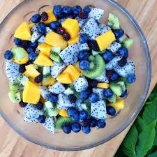 Idee Salade De Fruit Mangue Kiwis Fruits Du Dragon Et Myrtilles Fruit Recipes Food Yummy Food