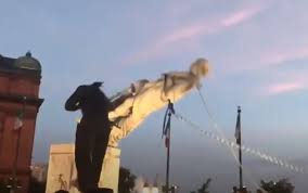 Între august şi octombrie informaţii despre începutul carierei sale de navigator sunt nesigure. Video Sua O Statuie A Lui Cristofor Columb DistrusÄƒ In Baltimore Hotnews Mobile