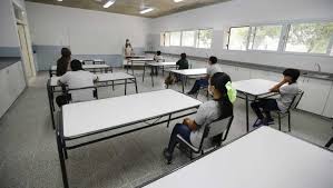 Vuelven a clases a oscuras y con las aulas clausuradas. Despues De Un Ano Hoy Vuelven Las Clases En Neuquen