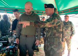 El ejército nacional de colombia (enc) es la fuerza militar terrestre legítima que opera en la república de colombia. Paracaidistas Comando