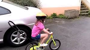 Si les petites roulettes étaient devenues superflues ? Apprendre Le Velo Avec La Training Barre Decathlon Youtube