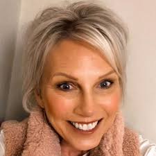 Lisa Ingle's Instagram, Twitter & Facebook