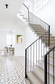 Tangga atau biasa disebut juga dengan railing tangga minimalis merupakan tangga yang berada di samping anakan tangga dengan tujuan melindungi orang agar tidak terjatuh saat melewatinya. 10 Inspirasi Railing Tangga Minimalis Pas Buat Rumah Mungil