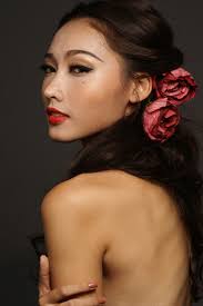 Tô Uyên Khánh Ngọc mặc váy hở trọn lưng trần