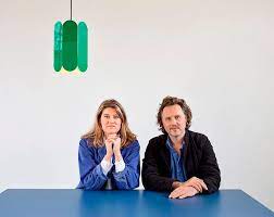 Een lamp uit praktisch niets meer dan één vloeiende, gebogen lijn met aan het. Muller Van Severen For Hay