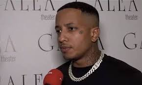 Αυτό το skoupiδι είναι ο Light. Ένα xeftiλισμένο hypαναθρωποειδες της  υποτιθέμενης μουσικής τραπ. Ο Light παρόλο που είναι συστηματικά  παραβατικός, (ξυλοδαρμοί, οπλοφορία ναρκωτικά), συμμετείχε σε  εκπομπές-reality με θέμα το τραγούδι και μάλιστα