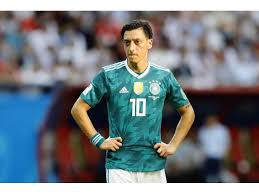 He also gained experience of playing overseas during a loan spell at fiorentina in serie a, and most recently was named captain of aston villa when he signed for the club. Micah Richards Birakin Ozil Fenerbahce Ye Gitsin Micah Richards Birakin Mesut Ozil Fenerbahce Ye Gitsin Web Aslan Galeri