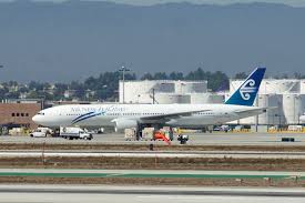 It is the world's largest twinjet and commonly referred to as the triple seven. Boeing 777 200er Photos And Specifications