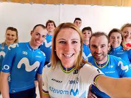 Annemiek van vleuten undecided on racing giro d'italia donne. Van Vleuten In Warm Bad Bij Movistar Pontificaal Op De Foto Naast Valverde Nos