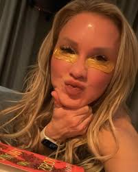 OWNERSHIP CHANGES EVERYTHING I had a sales call with a woman who was afraid  of commitment. We worked through her objections, she made the decision to  join, gave me her card, and