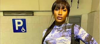 Coming from a family of griots (west african storytellers & poets of oral tradition), she is the oldest of five siblings. Aya Nakamura Seule Artiste Feminine Du Top France 2020 D Apple Music Mce Tv