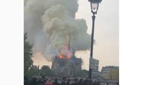 Catedrala simbol a parisului este în flăcări. Arde Notre Dame Incendiu Devastator La Faimoasa CatedralÄ Din Paris