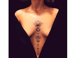 Татуировки между грудиной: женские дизайны и их значение - tattopic.ru