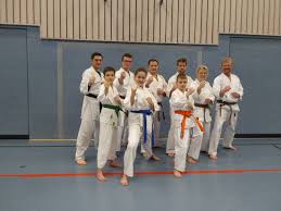 It is predominantly a striking, kicking and punching art. Karate Mtv Schwarmstedt