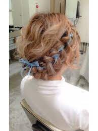 もう編み込みもさらっとできるようになって なんだかマンネリ化しつつあるヘアアレンジ そんな時はいつもの編み込みにリボンを足しちゃえばいいんじゃない 周りからも可愛い と言われること間違いなしのリボン編み込みをマスターだー 成人式 ヘアスタイル