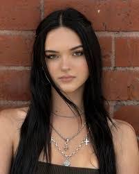 Leah Rowan's Instagram, Twitter & Facebook