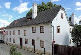 Es ist unbekannt, wie lange er sich hier aufhielt und wo er gewohnt hat, ebensowenig ist zu belegen, ob er damals mit wolfgang amadeus mozart zusammengetroffen ist. Datei Heiligenstadt Wien Beethovenwohnung Probusgasse 6 1 Jpg Wikipedia
