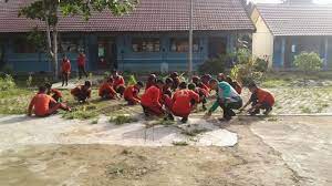 Sayangnya kini kegiatan gotong royong dan kegiatan bakti sosial ini sudah mulai ditinggalkan oleh banyak masyarakat perkotaan. Motivasi Siswa Jaga Lingkungan Sekolah Dengan Gerakan Jumat Bersih Aksinya Bikin Bangga Banjarmasin Post