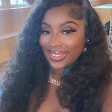 Ebony Robles's Instagram, Twitter & Facebook