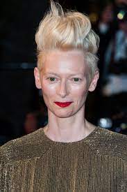 The dark gray roots provide depth and contrast to silver lengths. Tilda Swinton S Bouffant 10 Fresh Ways To Wear Short Hair Stylebistro