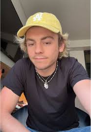 Ross Lynch Es Rubio Natural