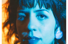 Julia Branco lança vinil de “Baby Blue” e faz reflexão pop-amplificada  sobre o tempo