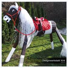 Holzpferde Fur Haus Garten Drinnen Draussen Konfiguriere Dein Holzpferd Inklusive Zubehor Voltigierpferde Jetzt Mit Reit Holzpferd Pferd Satteldecke