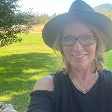 Deborah Cluff's Instagram, Twitter & Facebook