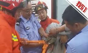 How to pick handcuffs with a bobby pin. Police Fail To Unlock Suspect S Handcuffs Call Firefighters For Emergency Help Global Times