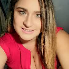 Evie. Evelynne Castro Romero Oriunda de San Bernardo, Santiago Chile,  actualmente vive en Calera de tango, es abogada, sagitariana de corazón y  Poeta. Escribe desde que tiene memoria, ama la literatura, La