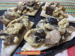 Pane raffermo a fettine 20 gr. Ricetta Crostini Con Pancarre Uova E Funghi Porcini