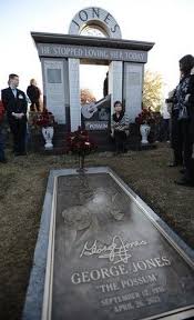 Nancy Jones Sits Next To The Monument Honoring Her Late Husband Country Music Legend George Jones During The Ded George Jones Country Music Country Music Stars
