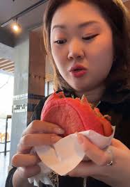 Шеф BURGER Очень вкусная и сочная говяжья котлета. Соус из вяленых томатов  добавляет немного кислинки, что понравилось-сохранен баланс между кислинкой  и соленостью. Ингредиентов было на процентов 30 ...