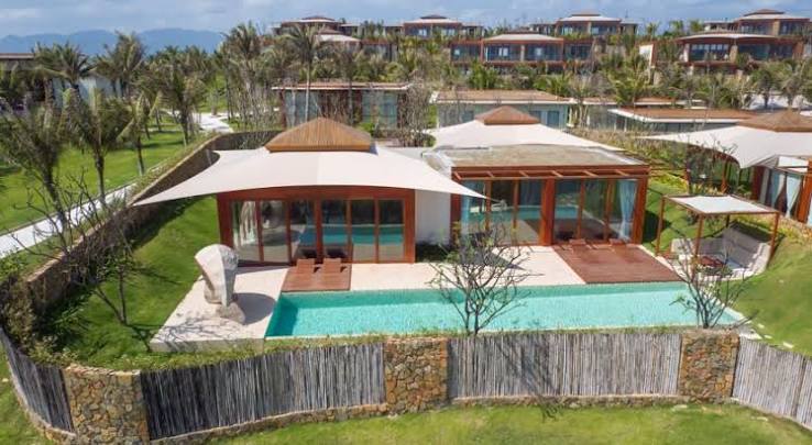 oàn cảnh Oceanfront Villas Nha Trang – khu biệt thự nghỉ dưỡng ven biển với nhiều lựa chọn từ 4 đến 6 phòng ngủ.