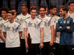 Bestellen sie jetzt das neue dfb trikot der deutschen fußballnationalmannschaft! Darum Verkauft Sich Deutschlands Wm Trikot Bisher So Schlecht Business Insider