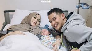 Lalu, bagaimana kabar razer patricia, mantan kekasih rezky? Rezky Aditya Posting Foto Putranya Yang Baru Lahir Komentar Mantan Tunangan Jadi Sorotan Herstory