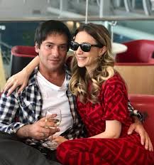 De la anul vor fi trei în jurul bradului de crăciun. Adela Popescu Este InsÄƒrcinatÄƒ Cu Al Doilea Copil Prima Fotografie DupÄƒ Marele AnunÈ› Va Aduce È™i Mai MultÄƒ Fericire In Familia NoastrÄƒ Vedete Avantaje Ro De 20 De Ani Pretuieste