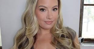 90 Day Fiancé' Star Elizabeth Castravet, 34, Says Telling Her Family She  Has Stage 1 Ovarian Cancer Was 'Hard' & Biggest Fear Is Not Being There For  Her Daughter