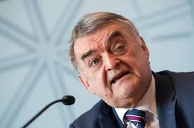 The son of a mayor, reul joined the youth wing of the cdu, the junge union, at the age of 18. Nrw Innenminister Reul Besucht Heute Die Lippische Polizei Lokale Nachrichten Aus Lippe Lz De