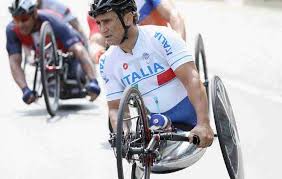 E' sopravvissuto con meno di un litro di sangue, in pochi secondi la sua vita ha preso una svolta inattesa, improvvisa, drammatica. Alex Zanardi La Ricostruzione Video Del Suo Gravissimo Incidente