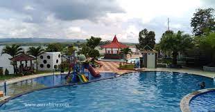 Salah satu lokasi yang dapat anda kunjungi adalah bendungan karangkates, aktifitas yang paling banyak dilakukan adalah. Asyiknya Berenang Di Kolam Renang Sutami Karangkates Malang Aura Biru