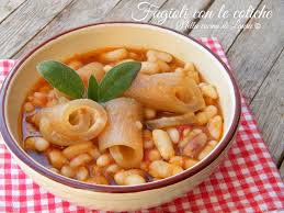 I fagioli con le cotiche sono un piatto tipico della tradizione culinaria italiana molto facile da preparare. Fagioli Con Le Cotiche