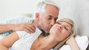 Er legt sich mit dem oberkörper auf seinen rücken, wobei die beine in sitzposition auf dem boden bleiben. Sex Trotz Ruckenschmerz Das Sind Die Besten Stellungen Fur Ruckengeplagte