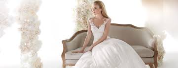 La location, gli addobbi, gli abiti degli sposi, la musica.in un matrimonio fai da te scegliere una location i soliti addobbi floreali possono essere sostituiti con addobbi fai da te come fiori di carta, candele, lanterne. Blog Sposa Clara Couture