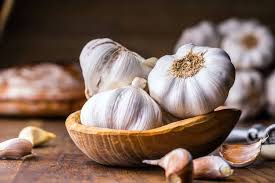 Merawat rambut dengan bawang putih dapat memperkuat akar rambut sehingga meminimalisir kerontokan, mengobati kulit kepala yang berketombe, dan membuat rambut lebih tebal serta bersinar. Rahasia Khasiat Bawang Putih Untuk Kesehatan Dan Kecantikan Kulit Wajah