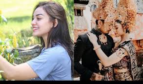Nora alexandra bantah pernah ragukan kesetiaan jerinx sid hingga ucapkan janji setia hot issue. Jerinx S Wife Nora Alexandra Upset Being Called A Widow My Husband Is Still Alive Archyde