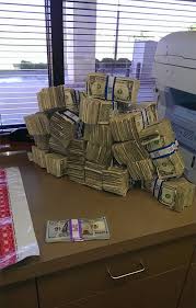 100 dolar ne kadar olduğunu bu sayfa üzerinden anlık olarak takip edebileceğiniz gibi, serbest piyasadaki güncel 100 dolar alış satış fiyatlarını da 100 dolar (usd) i̇ngiliz sterlini (gbp), japon yeni (jpy), i̇sviçre sterlini (chf) avustralya doları (aud), kanada doları (cad) ve riyali (sar). 10 000 De Dolari In Hartii De Un Dolar Langa Este Un Teanc De 100 De Dolari 10 Lucruri Si Animale Care Sunt Mai Mari Decat Te Ai Fi Gandit Vreodata