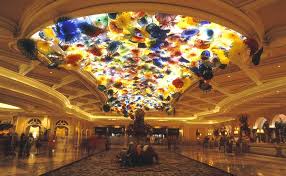 Con Dale Chihuly El Vidrio Es De Otro Color Y Forma Arte Esculturas Articulo Vidrio Forma Art Las Vegas Party Theme Vegas Theme Party Casino Party Foods