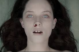 Sinopsis Film Horor The Autopsy of Jane Doe, Kisah Mayat Misterius di  Autopsi Ayah dan Anaknya