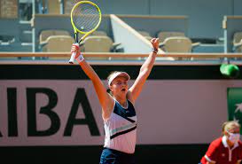 Na titul dosáhla teprve při páté účasti na jednom ze čtyř nejprestižnějších tenisových turnajů coby světová hráčka číslo 33. Krejcikova Comeback Denies Gauff Seals First Slam Singles Sf At French Open